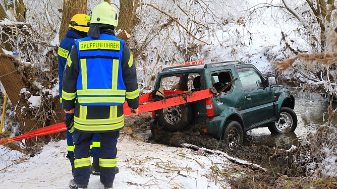Bergung des gestern verunfallten PKW aus der Helme bei Heringen (Foto: Silvio Dietzel) Bergung des gestern verunfallten PKW aus der Helme bei Heringen (Foto: Silvio Dietzel)