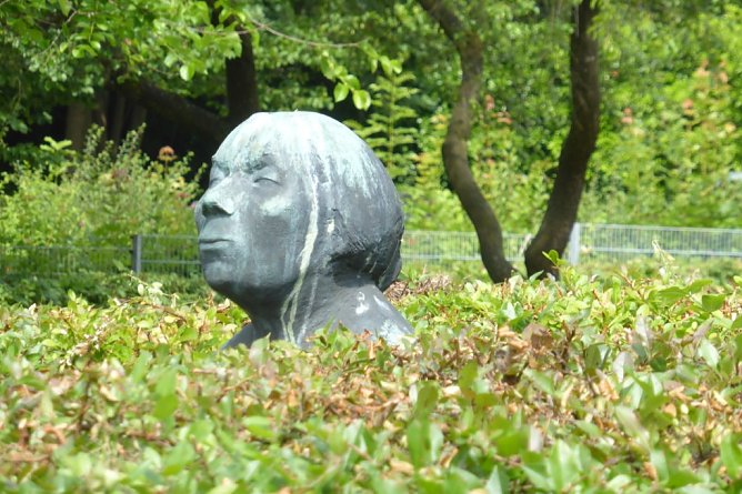 Kollwitz schaut (Foto: Heidelore Kneffel) Kollwitz schaut (Foto: Heidelore Kneffel)