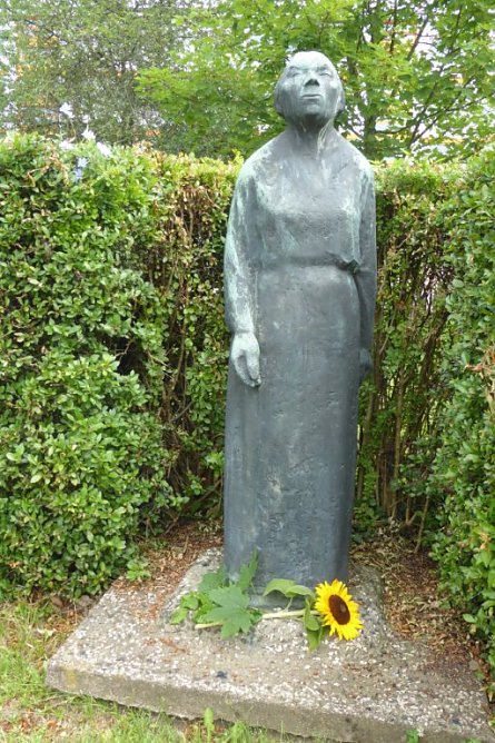 Kollwitz Plastik auf dem Schulgelände (Foto: Heidelore Kneffel) Kollwitz Plastik auf dem Schulgelände (Foto: Heidelore Kneffel)