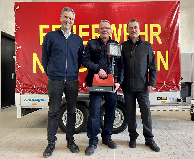 LED Beleuchtung für die Feuerwehr übergeben (Foto: Stadt Nordhausen) LED Beleuchtung für die Feuerwehr übergeben (Foto: Stadt Nordhausen)