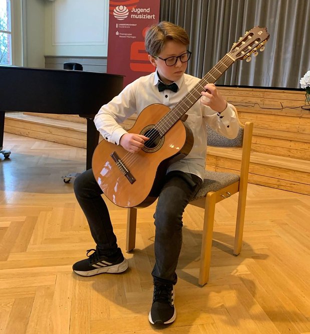 Anton Cieslak an der Gitarre (Foto: Pressestelle Landratsamt)