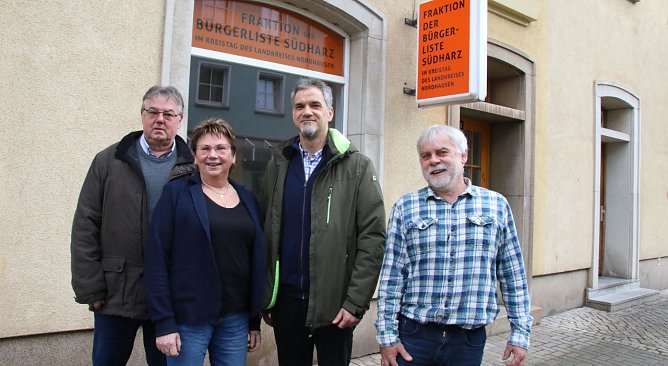 Wollen f&uuml;r die B&uuml;rgerliste S&uuml;dharz wieder in den Kreistag,v.l.: J&uuml;rgen Vopel, Angela Simmen, Kai Buchmann und Kai Liebig (Foto: agl)