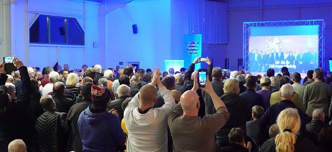 Viel Beifall in der Festhalle (Foto: nnz)