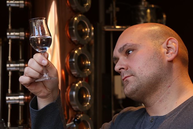 Destillateurmeister Ren&eacute; M&uuml;ller beim fachm&auml;nnischen Verkosten (Foto: Thomas M&uuml;ller)