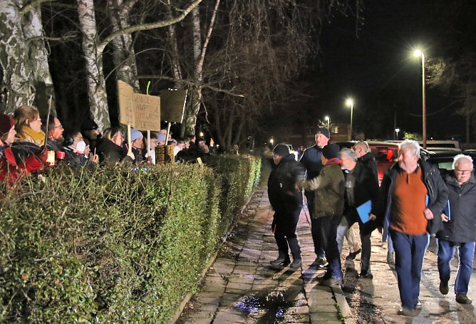 Protestspalier hinter dem Zaun - mit der "Stille" hat es auf Seiten des B&uuml;ndnisses gestern nicht durchg&auml;ngig geklappt (Foto: agl)