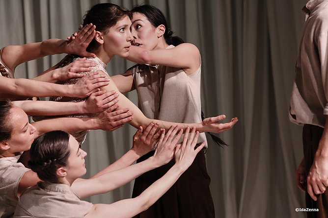 Les Noces - Ballettdoppel im Theater (Foto: Ida Zenna)
