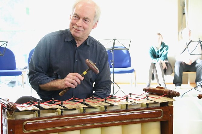 Komponist Ulli G&ouml;tte an einem "Slenthem" aus Indonesien, mit dem Gamelan Musik traditionell gespielt wird (Foto: agl)