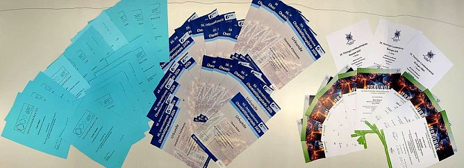 Urkunden f&uuml;r Bio- und Chemieasse des Humboldt-Gymnasiums (Foto: Humboldt-Gymnasium)