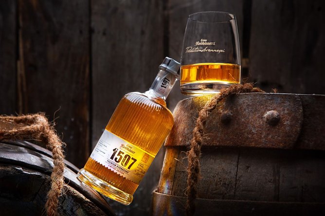 Die vierte Edition des Premium Korns "1507" (Foto: Echte Nordhäuser Traditionsbrennerei) Die vierte Edition des Premium Korns "1507" (Foto: Echte Nordhäuser Traditionsbrennerei)