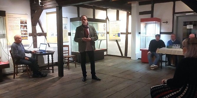 J&uuml;rgen Rennebach er&ouml;ffnet die Vernissage (Foto: privat)