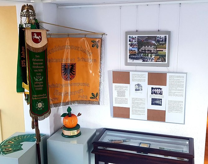 Die Sch&uuml;tzenkompanie pr&auml;sentiert ihre lange Geschichte zur Zeit in der Vereinsecke der Flohburg (Foto: Stadt Nordhausen)