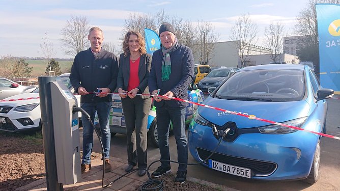 v.l.: WBG Vorstand Sven D&ouml;rmann, EVN Chefin Jana Z&ouml;llner und AreaCharge Gesch&auml;ftsf&uuml;hrer Thorsten Jahn  (Foto: agl)