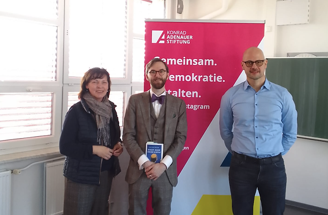 v.l.: Carola B&ouml;ck, Levi Ufferfilge, Thillmann Bauer (KAS) (Foto: C. B&ouml;ck)