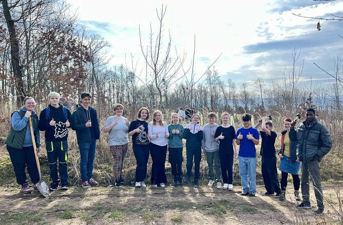 Flei&szlig;ig bei der Arbeit - die K&auml;the Kollwitz Schule hilft bei der Wiederaufforstung in Harz Rigi (Foto: Stadt Nordhausen)