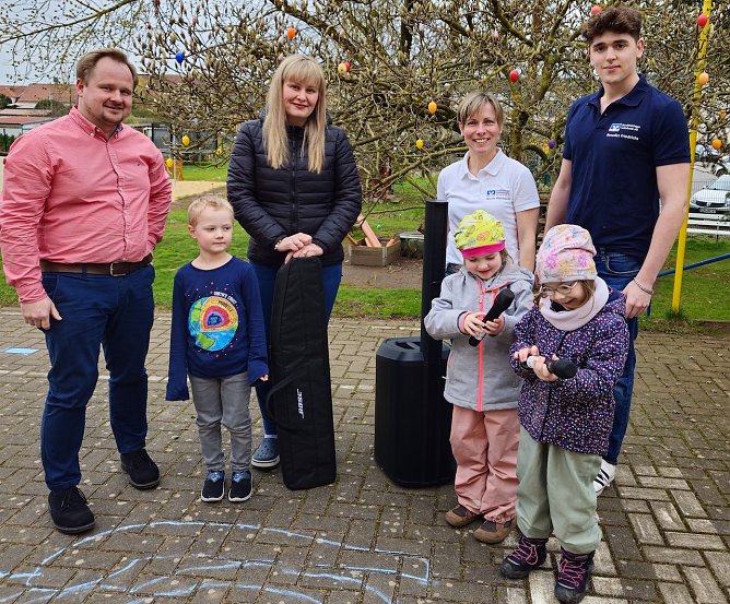 v.li. Wilk Jagemann (F&ouml;rderverein), Anna Fritsche (Kita-Leitung), Nicole Meinhardt und Benedict Friedrichs (Nordth&uuml;ringer Volksbank) (Foto: F&ouml;rderverein der Kindertagesst&auml;tte und Grundschule Niedersachswerfen Kinderlachen e. V.)