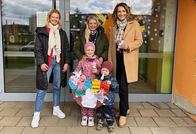 Jana Z&ouml;ller &uuml;bergibt den Kindern der Kita Kleine Sp&uuml;rnasen und Kita-Leiterin Liana Bauer im Beisein von B&uuml;rgermeistern Alexandra Rieger 112 Schoko- Osterhasen (Foto: Katrin Bergmann)