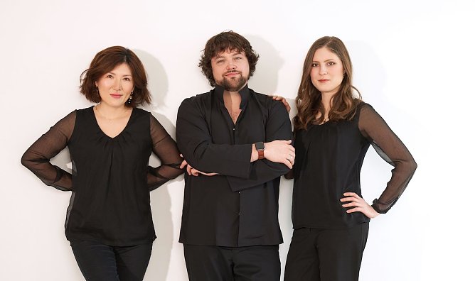 Pianistin Goun Kim; Solo-Cellist Sebastian Hennemann, Maxi Hennemann (stellvertretende) Soloklarinettistin (Foto: Trio Manos)