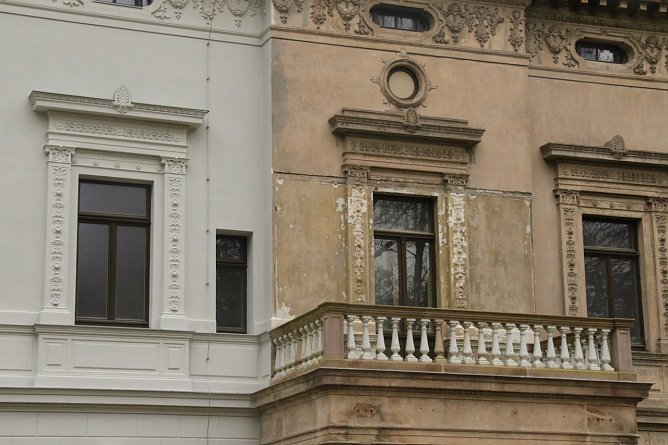 Viel ist an der Villa schon geschehen, viel soll noch passieren - wenn alles gut geht, kommt man auch auf der anderen Seite der Fassade bis an den "Mittelresalit" heran (Foto: F&ouml;rderverein Park Hohenrode)