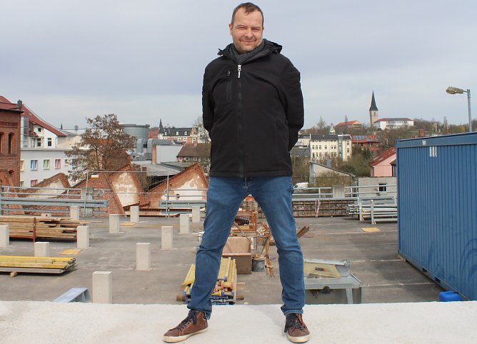 Architekt Tobias Winkler auf einer Baustelle in Nordhausen. (Foto: &copy; NUV, Claudia Rheinl&auml;nder)