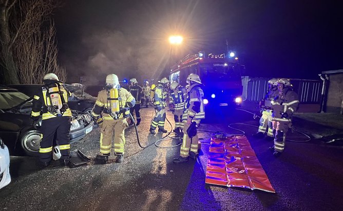 Drei Autos standen in Flammen (Foto: S. Dietzel)