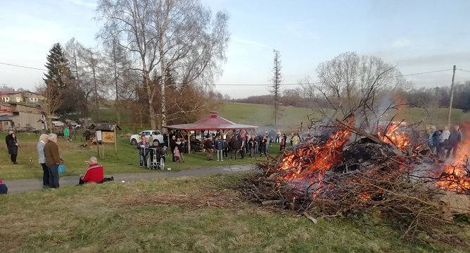 Osterfeuer in Sophienhof (Foto: W. J&ouml;rgens)