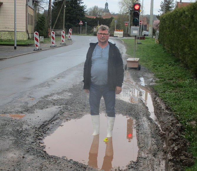 OT B&uuml;rgermeister von Gudersleben, Norbert K&ouml;nig bem&auml;ngelt Stra&szlig;enzust&auml;nde in Gudersleben (Foto: Norbert K&ouml;nig)