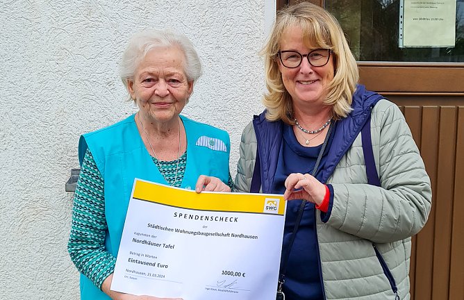 Helga Rathnau (links) erh&auml;lt von SWG-Chefin Inge Klaan den symbolischen Scheck f&uuml;r eine Spende in H&ouml;he von 1.000 Euro (Foto: SWG Nordhausen/Susanne Schedwill)