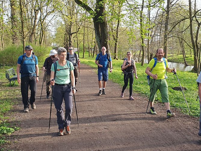 Die 100 km-Wanderer am Nachmittag des 6. April nach rund 24 Kilometern im Nordh&auml;user Stadtpark. (Foto: Bodo Schwarzberg)
