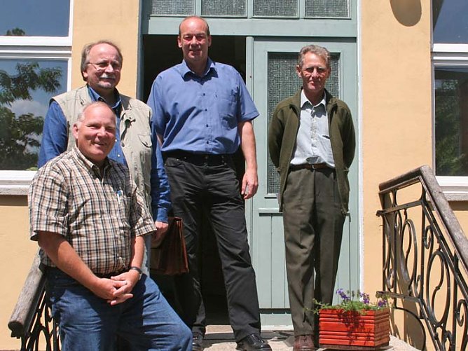 Winfried Wehrhan, Ralf Harms, Landrat  Joachim Claus und Kreisheimatpfleger Wolfgang Wegmann (Foto: pln)