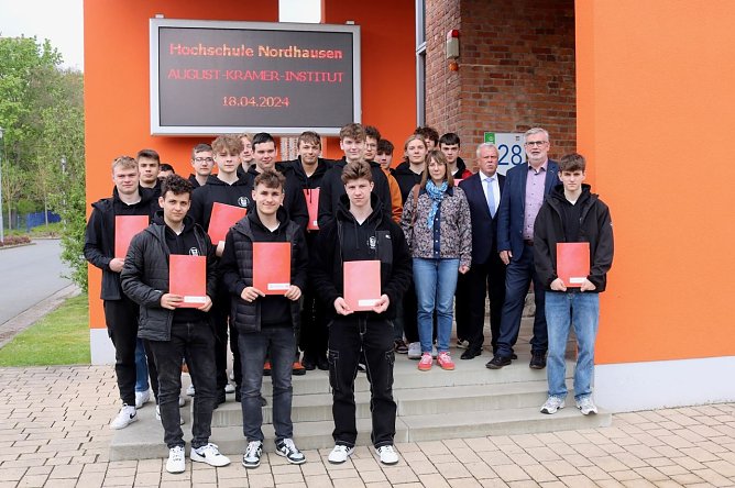 Zertifikatsübergabe an die Azubis aus dem Partnerlandkreis Gostyń (Foto: Pressestelle Landratsamt) Zertifikatsübergabe an die Azubis aus dem Partnerlandkreis Gostyń (Foto: Pressestelle Landratsamt)