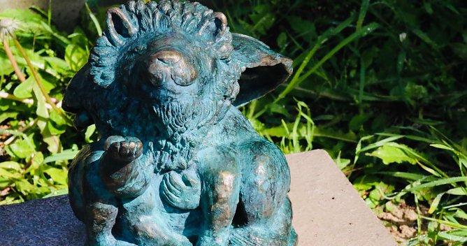 Dieser kleine Kerl begr&uuml;&szlig;t seit neuestem Spazierg&auml;nger am Ende der Lesserstiege (Foto: agl)