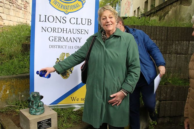 Die aktuelle Pr&auml;sidentin des franz&ouml;sischen Partnerclubs, Evelyne Delforge &uuml;bernahm die Taufe des neuen Treppenk&auml;fer "Lionell" (Foto: agl)