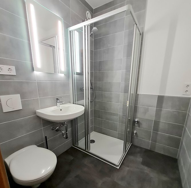 Das Musterbad im Zuckerweg 5-19 wurde in einer Leerwohnung eingebaut. (Foto: SWG/S.Schedwill) Das Musterbad im Zuckerweg 5-19 wurde in einer Leerwohnung eingebaut. (Foto: SWG/S.Schedwill)