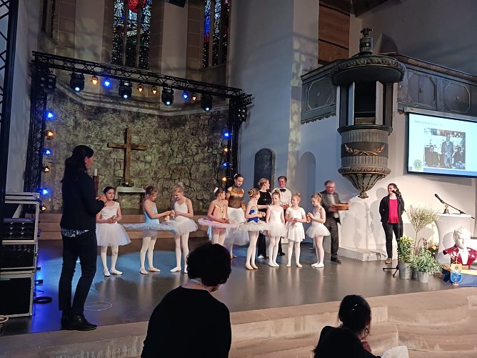 Getanzte Glückwünsche zum 30igsten Jubiläum des Lions Club Nordhausen (Foto: Heide Wernig) Getanzte Glückwünsche zum 30igsten Jubiläum des Lions Club Nordhausen (Foto: Heide Wernig)