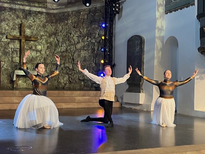 Getanzte Glückwünsche zum 30igsten Jubiläum des Lions Club Nordhausen (Foto: Heide Wernig) Getanzte Glückwünsche zum 30igsten Jubiläum des Lions Club Nordhausen (Foto: Heide Wernig)