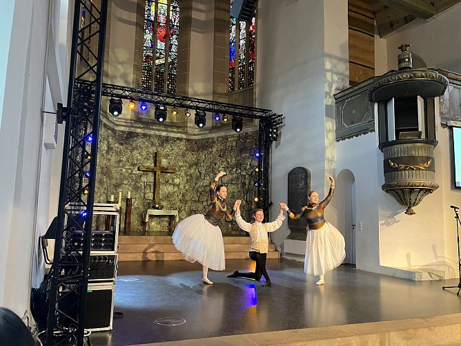 Getanzte Glückwünsche zum 30igsten Jubiläum des Lions Club Nordhausen (Foto: Heide Wernig) Getanzte Glückwünsche zum 30igsten Jubiläum des Lions Club Nordhausen (Foto: Heide Wernig)