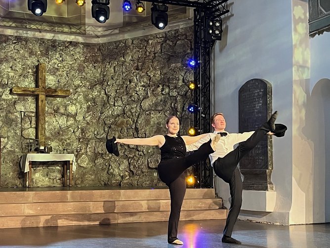 Getanzte Glückwünsche zum 30igsten Jubiläum des Lions Club Nordhausen (Foto: Heide Wernig) Getanzte Glückwünsche zum 30igsten Jubiläum des Lions Club Nordhausen (Foto: Heide Wernig)