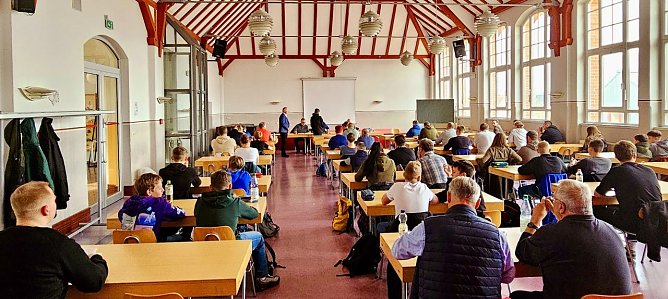 Fischereipr&uuml;fung in der Aula des Herder-Gymnasiums (Foto: Pressestelle Landratsamt)