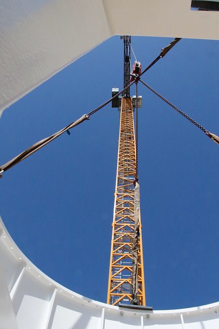 Im Foto ist die H&ouml;he kaum zu fassen - etwa auf H&ouml;he der Krankanzel werden in Zukunft Besucher &uuml;ber die Harzlandschaft blicken (Foto: agl)