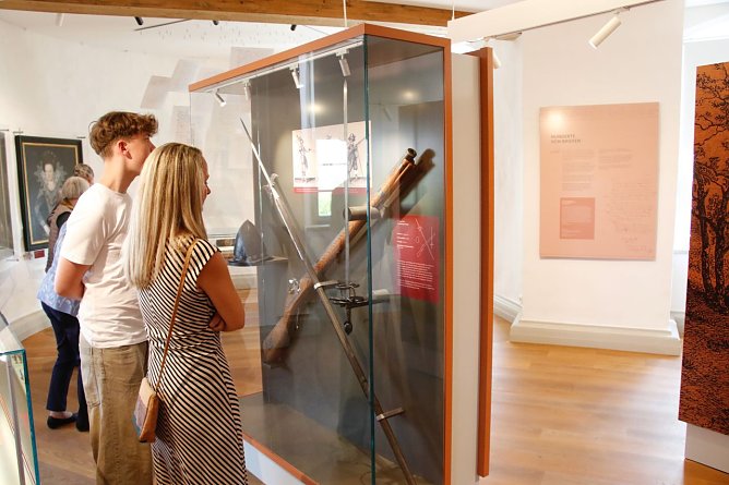 Die Ausstellung befasst sich nicht nur mit dem h&ouml;fischen Leben sondern auch mit den unruhigen Zeiten des 17. Jahrhunderts (Foto: agl)