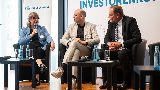 SWG-Chefin Inge Klaan war als Podiumsgast bei der Veranstaltung B&uuml;ndnis Investorenkonferenz geladen. Hier im Gespr&auml;ch mit Guido Spas von der Bundesstiftung Bauakademie und Leipzigs Oberb&uuml;rgermeister Burkhard Jung.   (Foto: Christian Modla)
