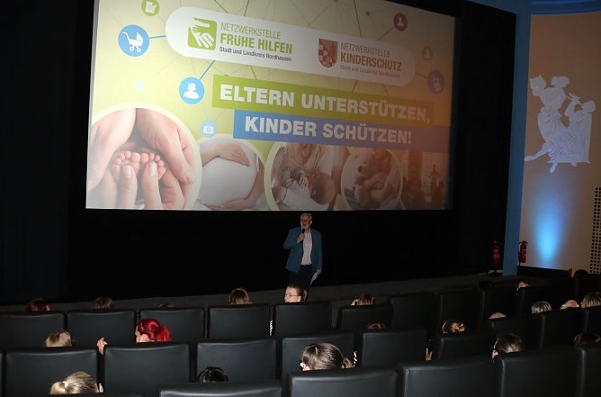 Stefan Nüßle begrüßte rund 100 Fachkräfte im Nordhäuser Kino (Foto: Pressestelle Landratsamt) Stefan Nüßle begrüßte rund 100 Fachkräfte im Nordhäuser Kino (Foto: Pressestelle Landratsamt)