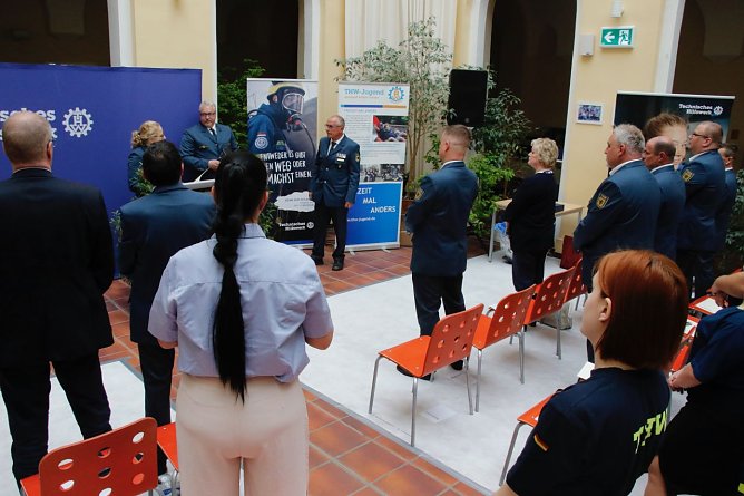 Zur Ehrung von Marco Fritschka, der solange dabei ist, wie es das Nordh&auml;user THW gibt, erhob sich der Saal (Foto: agl)