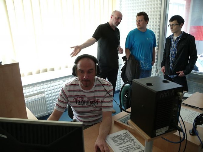 Olaf Schulze zeigt den Besuchern den Sender (Foto: Angelo Glashagel)