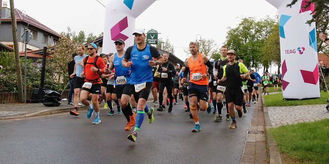 Startschuss f&uuml;r den Jubil&auml;umsmarathon des 10. Harztorlaufes in Sophienhof (Foto: agl)