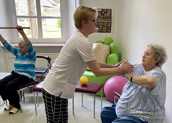 Seniorenpflege in der Neanderklinik in Ilfeld (Foto: Neanderklinik)