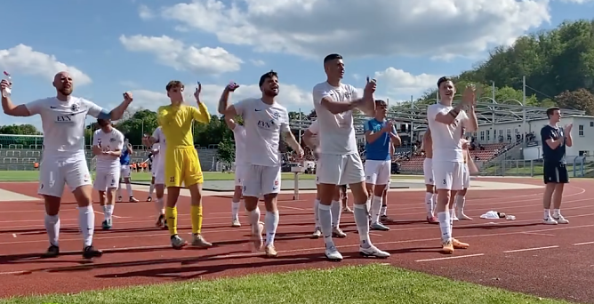 Das Ende eines erfolgreichen Himmelfahrtsausflugs: Feiernde wacker-Spieler in Gera (Foto: FSV Wacker 90)