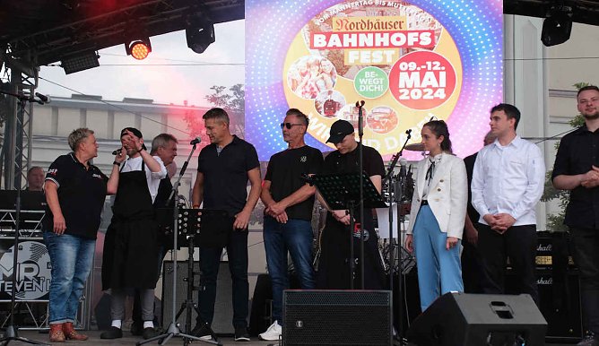 Moderatorin Susi Platte befragt Mitwirkende des Fests auf der gro&eacute;n B&uuml;hne (Foto: Peter Blei)