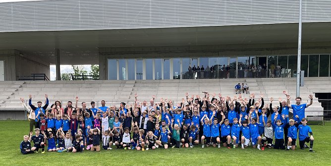 Die neuen Nutzer vor ihrem neuen "Wohnzimmer" (Foto: oas)