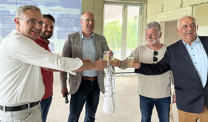 Ansto&szlig;en mit Plastik vor rohem Beton: Gunnar Reuter, Torsten Klaus,Matthias Jendricke, Gert St&ouml;rmer und Werner H&uuml;tcher (Foto: oas)